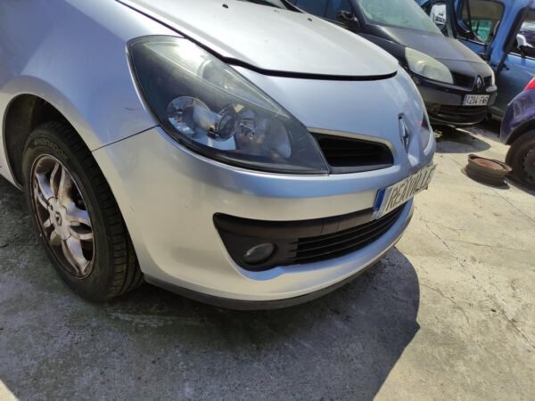 Paragolpe delantero Renault Clio III Grandtour 1.2 16V (103 CV) - Imagen 3