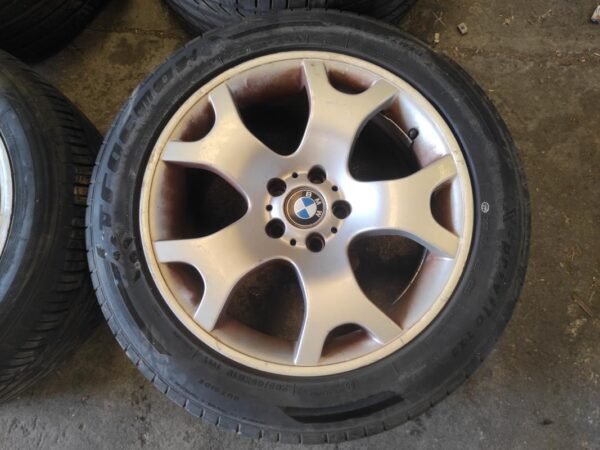 Llantas de 19 pulgadas BMW X5 (E53) (E-9Jx19EH2 IS48 delanteras) , con neumáticos delanteros 255/50R19 107W, año 2023, marca Comforser, (llantas traseras E-10Jx19EH2 IS45) neumáticos traseros 285/45R19 111Y año 2023, marca Tracmax. - Imagen 5