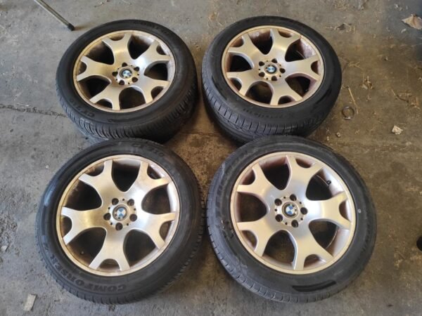 Llantas de 19 pulgadas BMW X5 (E53) (E-9Jx19EH2 IS48 delanteras) , con neumáticos delanteros 255/50R19 107W, año 2023, marca Comforser, (llantas traseras E-10Jx19EH2 IS45) neumáticos traseros 285/45R19 111Y año 2023, marca Tracmax.