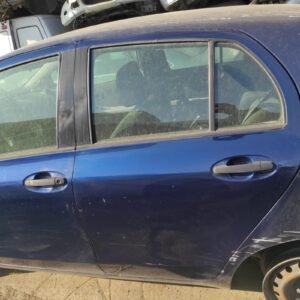 Puerta trasera izquierda Toyota Yaris II 1.4 D-4D (90 cv)