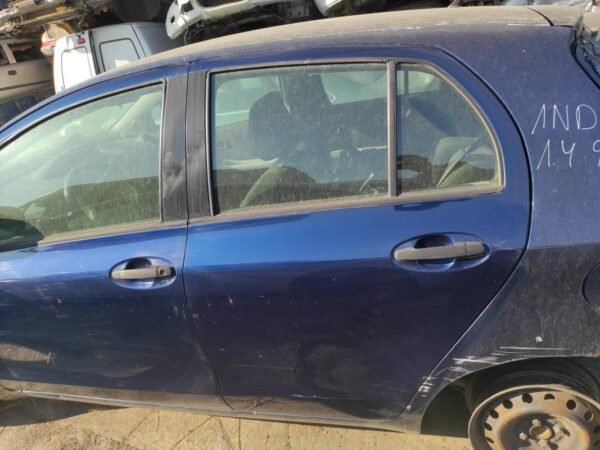 Puerta trasera izquierda Toyota Yaris II 1.4 D-4D (90 cv)
