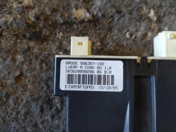 Motor elevalunas delantero izquierdo Peugeot 307 CC 2.0 16V (140 cv) - Imagen 4