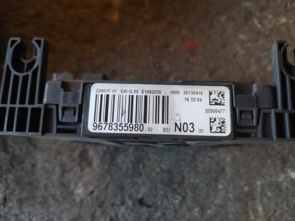 Caja de reles / fusibles Peugeot 208 1.2 VTi (82 cv) - Imagen 2