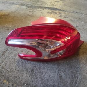 Piloto trasero izquierdo Peugeot 208 1.2 VTi (82 cv)