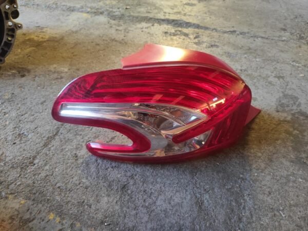 Piloto trasero izquierdo Peugeot 208 1.2 VTi (82 cv)