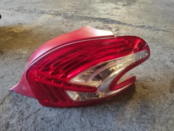 Piloto trasero derecho Peugeot 208 1.2 VTi (82 cv)