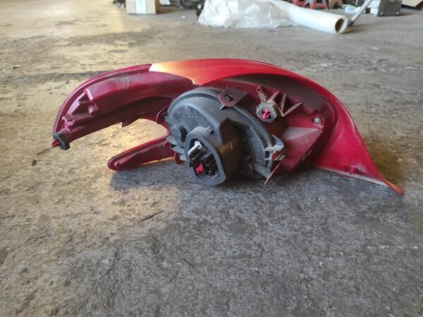Piloto trasero derecho Peugeot 208 1.2 VTi (82 cv) - Imagen 2