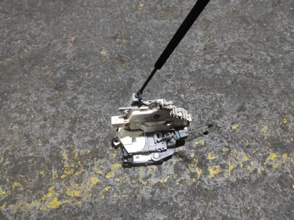 Cerradura puerta delantera izquierda Seat Leon II (1P) 1.6 TDI CR (105 cv) DPF