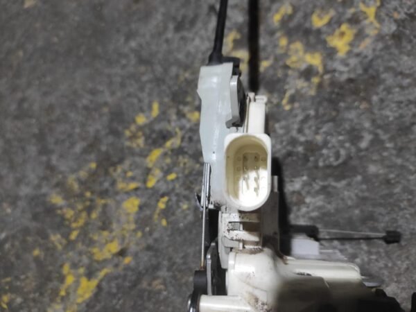 Cerradura puerta delantera izquierda Seat Leon II (1P) 1.6 TDI CR (105 cv) DPF - Imagen 3