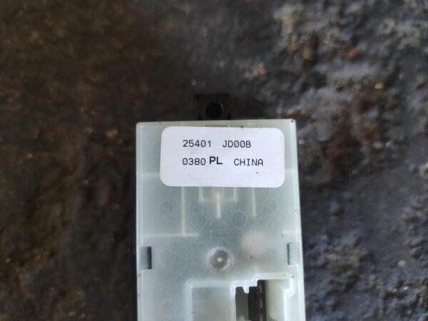 Mando elevalunas delantero izquierdo Nissan Qashqai+2 2.0i (141 cv) - Imagen 3