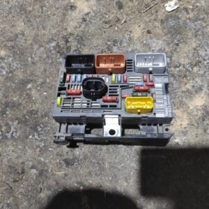 Caja de reles / fusibles Peugeot 3008 1.6 VTI (120 cv)