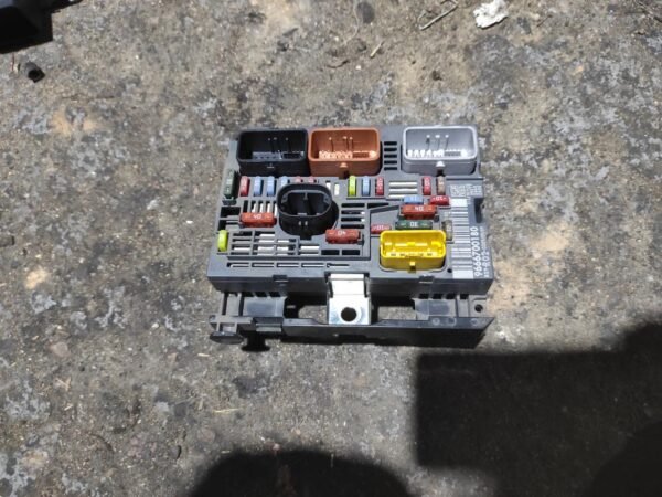 Caja de reles / fusibles Peugeot 3008 1.6 VTI (120 cv)