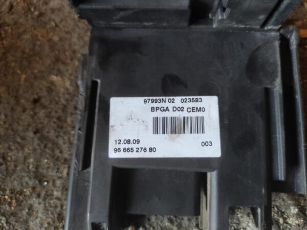 Caja de reles / fusibles Peugeot 3008 1.6 VTI (120 cv) - Imagen 3