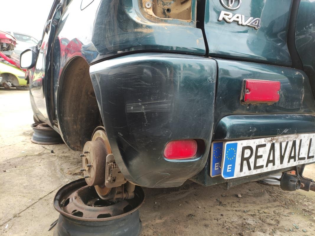 Puntera paragolpes trasero izquierdo Toyota RAV 4 II 2.0 16V D-4D (3 dr) (116 cv)