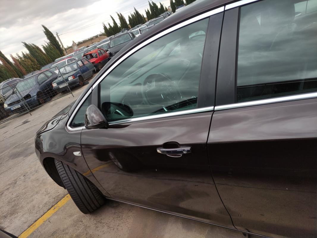 Puerta delantera izquierda Opel Astra J Sedan 1.7 CDTI (130 cv) Ecotec