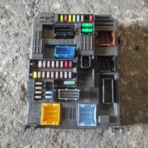 Caja de reles / fusibles Peugeot 308 SW II 1.5 BLUEHDI 130 (131 CV)