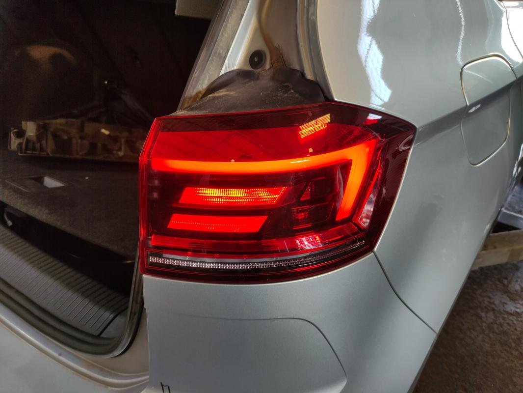 Piloto trasero derecho Volkswagen Golf VII Sportsvan 1.6 TDI (115cv) - Imagen 4