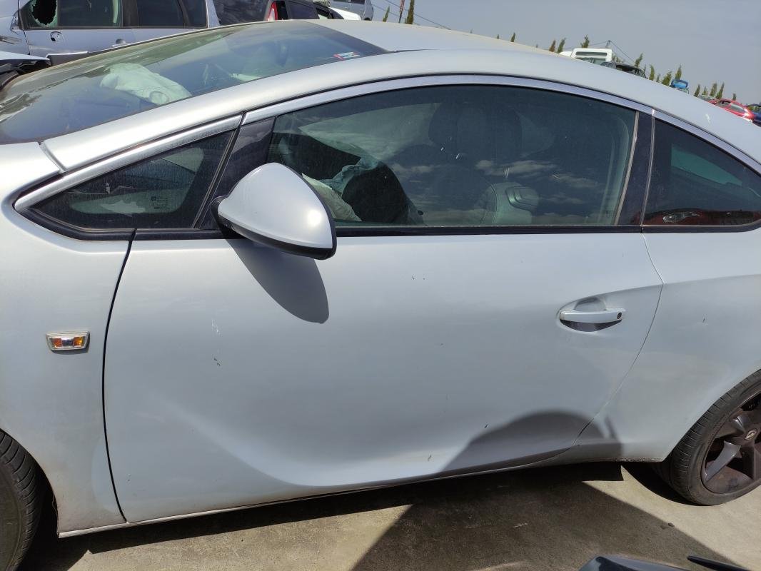 Puerta delantera izquierda Opel Astra J GTC 2.0 CDTI (165 cv) Ecotec start/stop