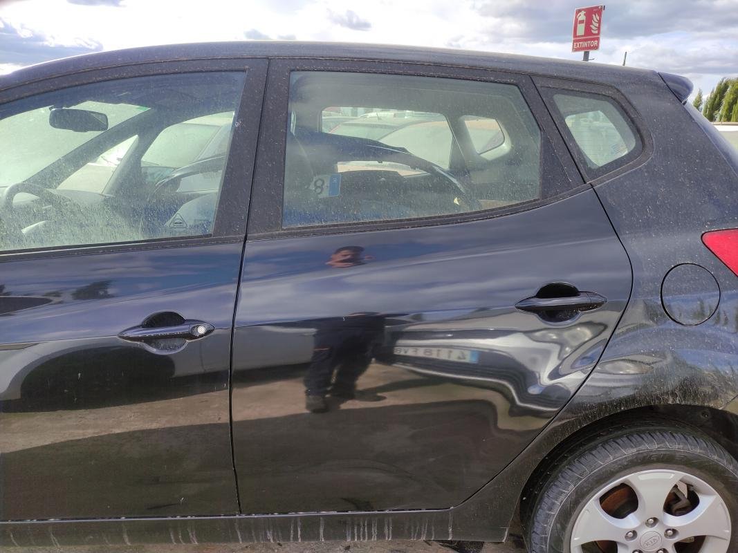 Puerta trasera izquierda Kia Venga 1.6 CRDI 16V (128 cv)