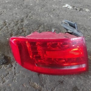 Piloto trasero izquierdo Audi A4 (B8) Versión 2011 2.0 TDI (143 cv)