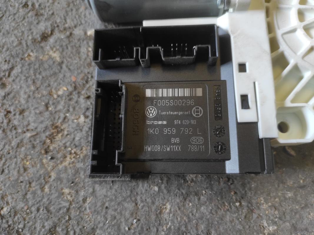 Motor elevalunas delantero derecho Volkswagen Passat (B6) 2.0 TDI (140 cv) Automatico - Imagen 4