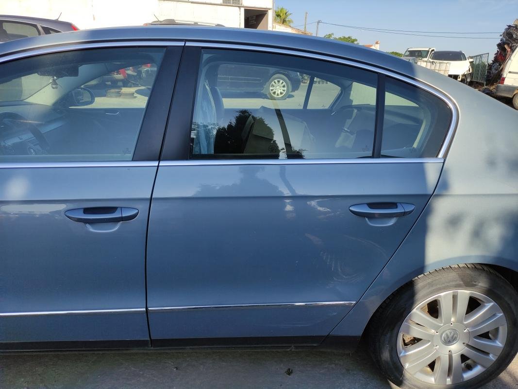 Puerta trasera izquierda Volkswagen Passat (B6) 2.0 TDI (140 cv)