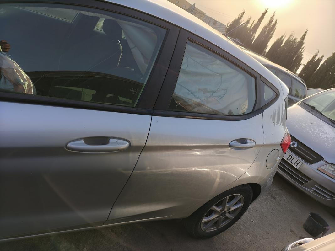 Puerta trasera izquierda Ford Fiesta VIII 1.1 (85 cv) Start-Stop