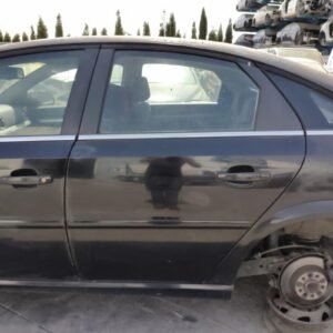 Puerta trasera izquierda Opel Vectra C (Versión 2005) 1.9 CDTI (150 cv)