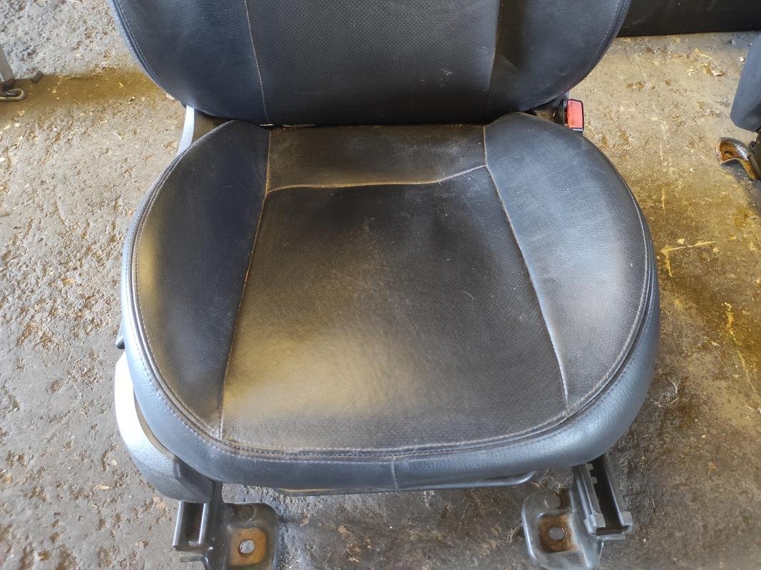 Juego asientos completo Ford Focus Descapotable II 2.0 TDCi (136 cv) - Imagen 9