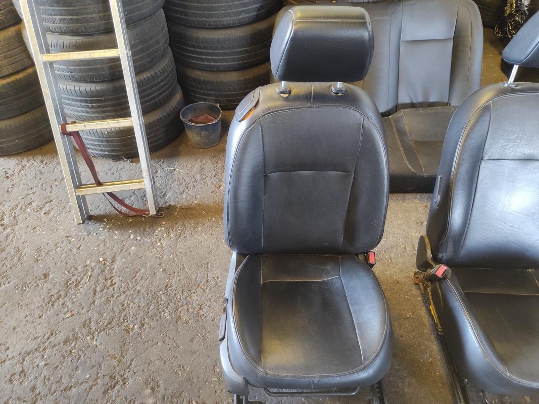 Juego asientos completo Ford Focus Descapotable II 2.0 TDCi (136 cv) - Imagen 4
