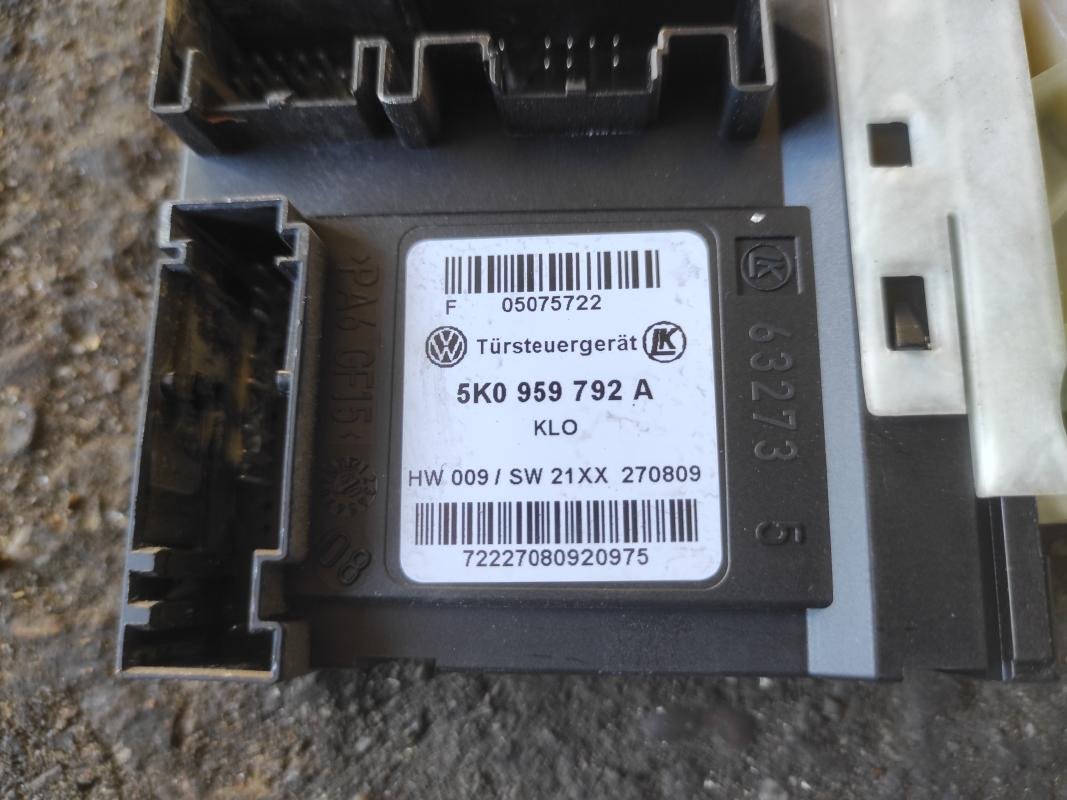 Motor elevalunas delantero derecho Volkswagen Golf VI 1.6 TDI (105cv) - Imagen 4